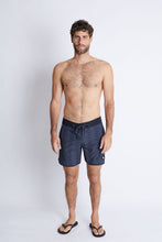 Cargar imagen en el visor de la galería, Ropa de Baño para Hombre DUNKELVOLK BOARDSHORT OLAS PUNTO 16&quot; BLK
