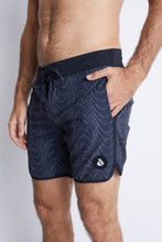 Cargar imagen en el visor de la galería, Ropa de Baño para Hombre DUNKELVOLK BOARDSHORT OLAS PUNTO 16&quot; BLK
