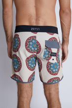 Cargar imagen en el visor de la galería, Ropa de Baño para Hombre DUNKELVOLK BOARDSHORT SHIELD 16&quot; BLKM
