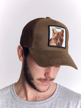 Cargar imagen en el visor de la galería, Gorra para Hombre Dunkelvolk TRUCKER STAY WILD MRN
