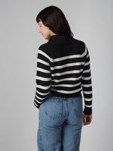 Cargar imagen en el visor de la galería, Chompa para Mujer DVK MEDIUM STRIPED QUARTER ZIP NGR
