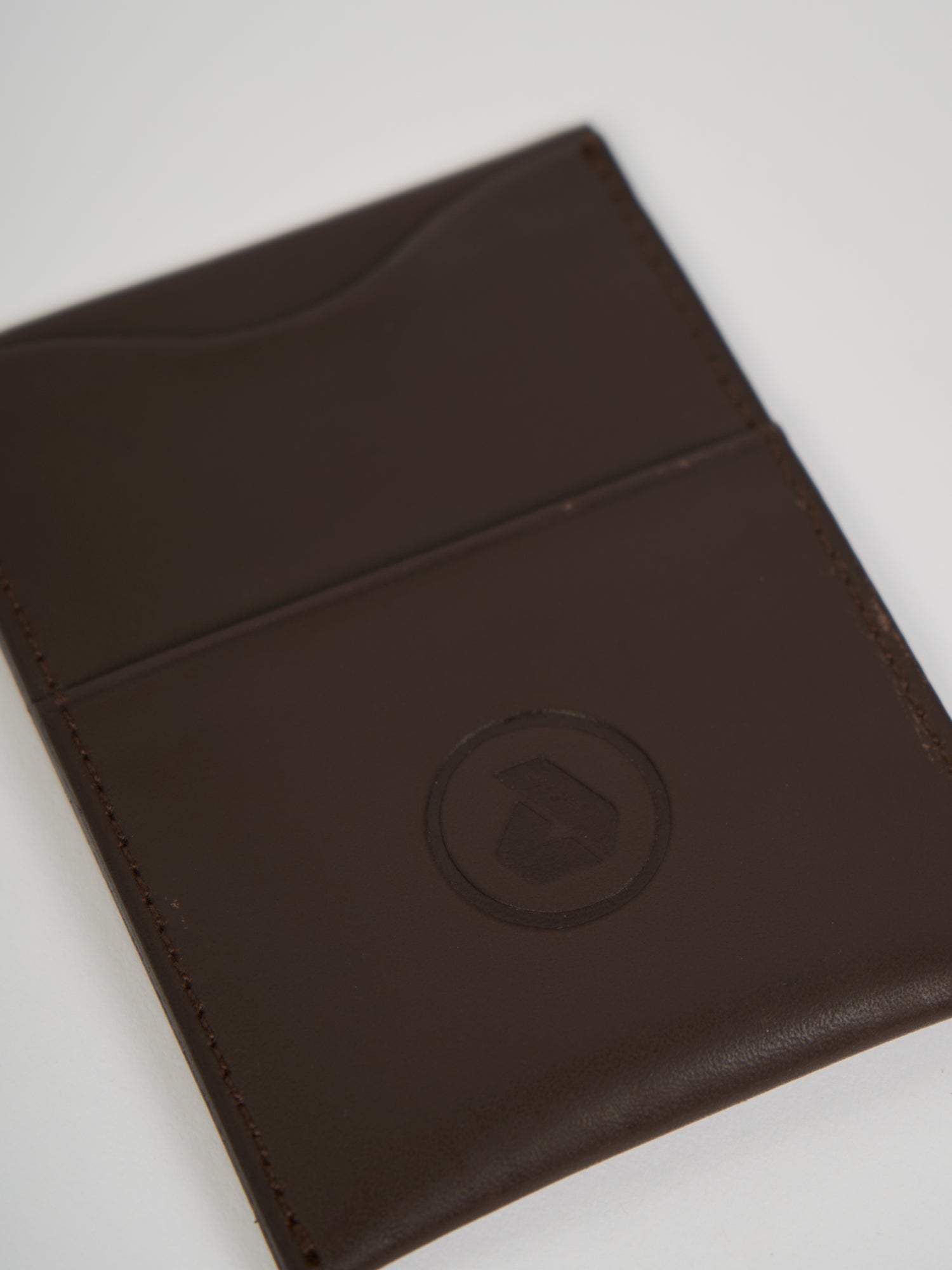 Tarjetero para Hombre DUNKELVOLK LEATHER VERT CARD HOLDER BRW