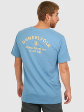 Cargar imagen en el visor de la galería, Polo para Hombre DUNKELVOLK SURF SCRIPT LOGO CPT
