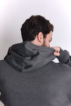 Cargar imagen en el visor de la galería, Polera para Hombre CHAMPION GF89HY06794 POWERBLEND GRAPHIC HOODIE 0OC
