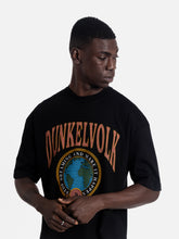 Cargar imagen en el visor de la galería, Polo para Hombre Dunkelvolk OVERSIZE GRAPHIC DSTW WORLDWIDE BLK
