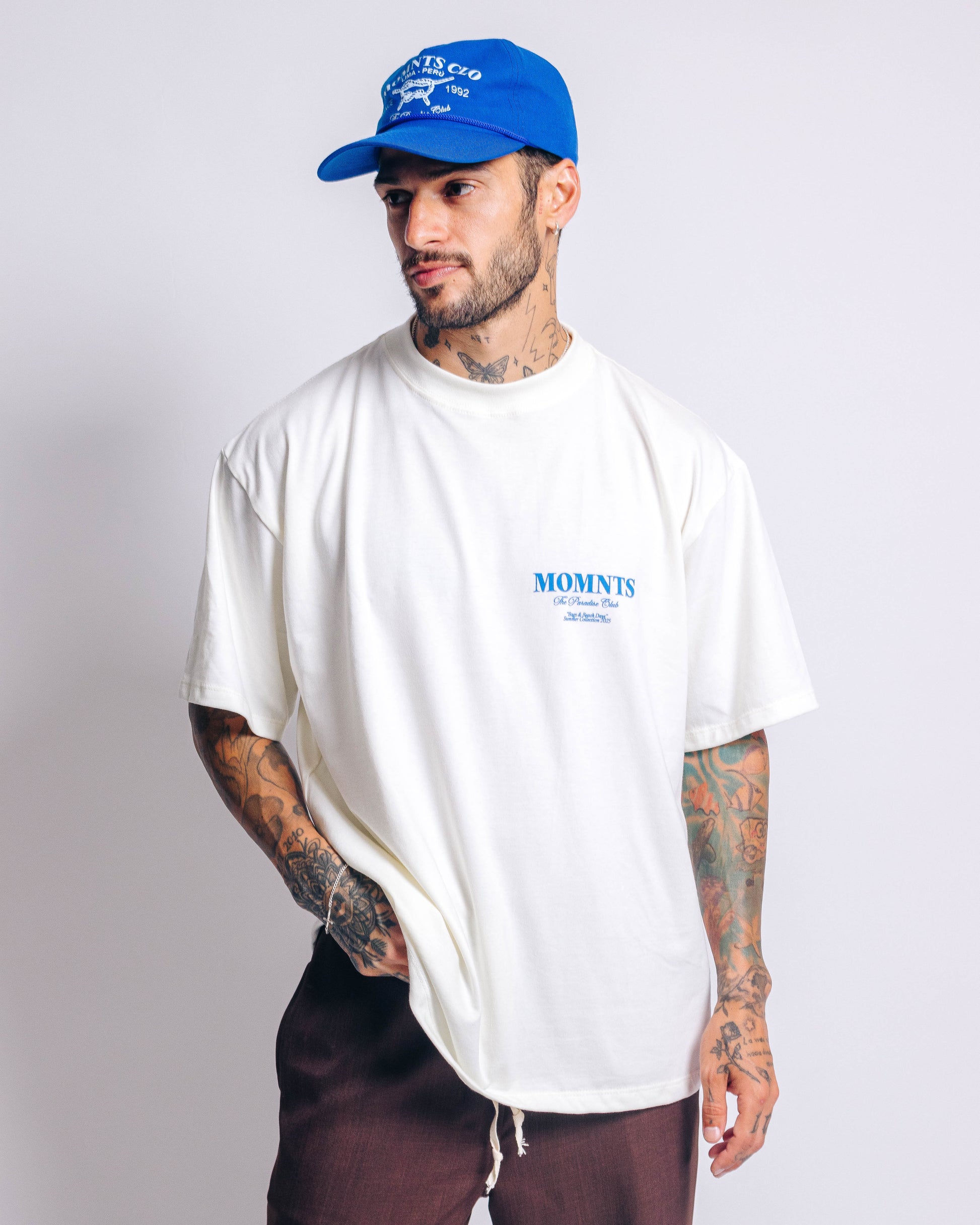 Polo para Hombre MOMNTS Beach Bag T Shirt WHT