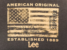 Cargar imagen en el visor de la galería, Polo para Hombre LEE CLASSIC AMERICAN ORIGINAL FLAG GPHH
