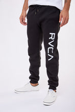 Cargar imagen en el visor de la galería, Jogger para Hombre RVCA FLEECE BIG RVCA JOGGER FP BLK
