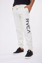 Cargar imagen en el visor de la galería, Jogger para Hombre RVCA FLEECE BIG RVCA JOGGER FP WBBO
